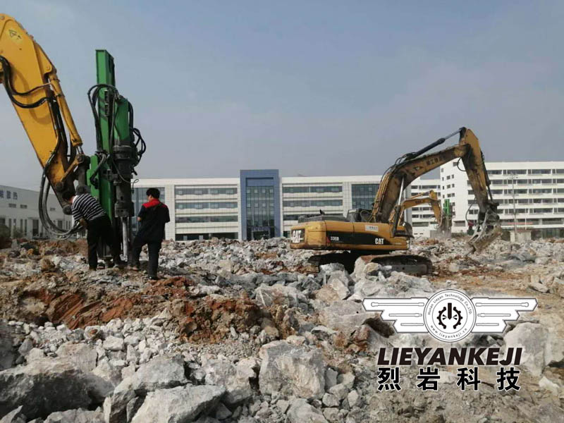 礦山巖石分裂機(jī)永州開發(fā)區(qū)菁蒿生物產(chǎn)業(yè)園現(xiàn)場(chǎng)